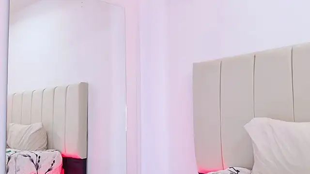 VanessaGlenn online show from 04-19-26, 03:33