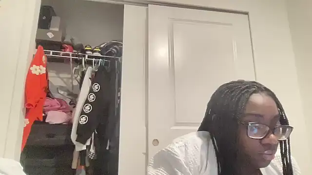 Snapshot of AveryJ99 chatting on 12-10-24, 10:47 AveryJ99 online show from 12-10-24, 10:47