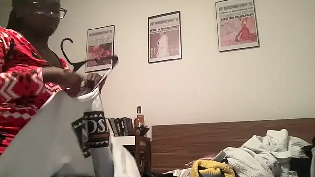 Snapshot of AveryJ99 chatting on 12-20-24, 10:54 AveryJ99 online show from 12-20-24, 10:54