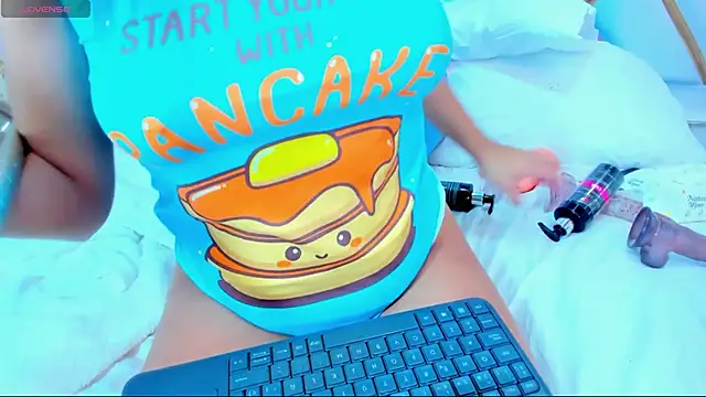 Snapshot of LaurenHu chatting on 03-05-25, 06:44 LaurenHu online show from 03-05-25, 06:44