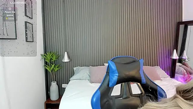 Axel brunette1 online show from 04-15-26, 08:31