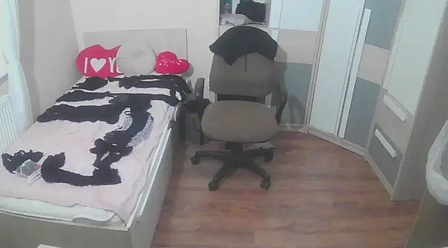 Snapshot of uleglasuczPL chatting on 02-25-25, 04:46 uleglasuczPL online show from 02-25-25, 04:46