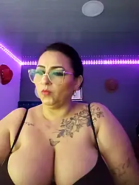 Snapshot of Ivonnee__ chatting on 12-11-24, 06:36 Ivonnee   online show from 12-11-24, 06:36