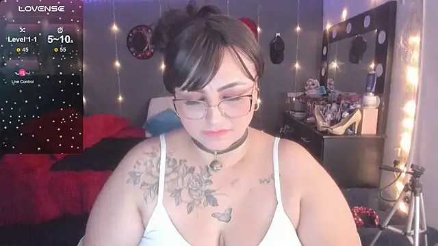 Snapshot of Ivonnee__ chatting on 03-12-25, 06:29 Ivonnee   online show from 03-12-25, 06:29