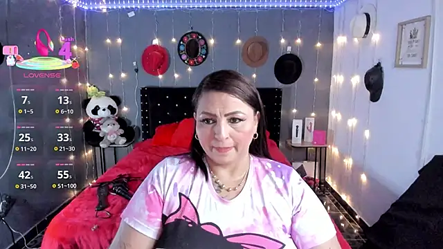 Snapshot of Ivonnee__ chatting on 11-12-25, 10:52 Ivonnee online show from 11-12-25, 10:52
