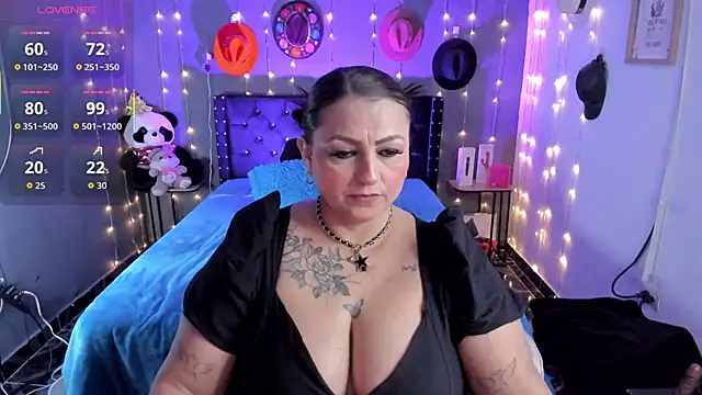 Snapshot of Ivonnee__ chatting on 11-28-25, 04:15 Ivonnee online show from 11-28-25, 04:15