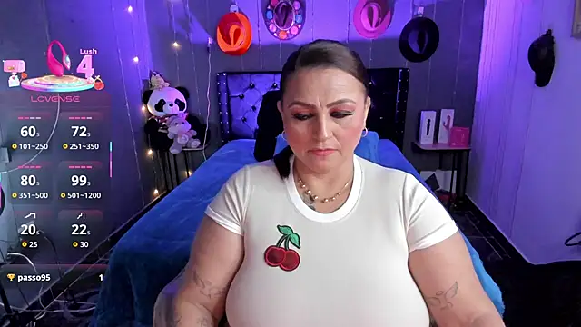 Snapshot of Ivonnee__ chatting on 12-14-25, 02:39 Ivonnee online show from 12-14-25, 02:39