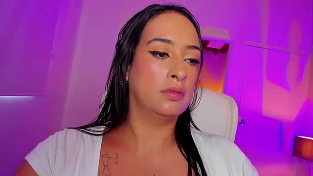 Snapshot of DaniRousse chatting on 12-18-24, 08:36 DaniRousse online show from 12-18-24, 08:36