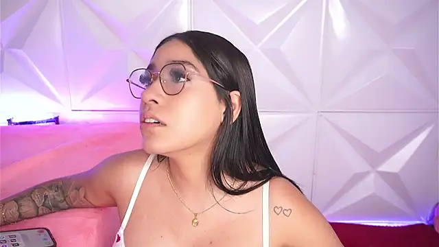 Snapshot of LeagueOfLovers chatting on 02-21-25, 02:06 LeagueOfLovers online show from 02-21-25, 02:06