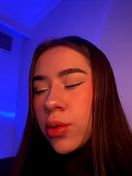 Snapshot of Im_Valen_Cute chatting on 10-25-25, 04:31 Im Valen Cute online show from 10-25-25, 04:31