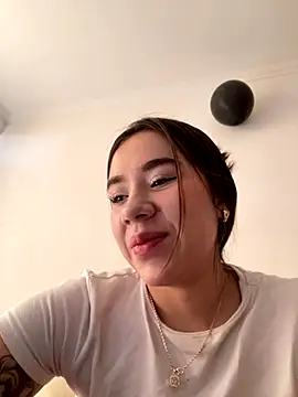 Snapshot of Im_Valen_Cute chatting on 11-10-25, 06:29 Im Valen Cute online show from 11-10-25, 06:29