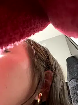 Snapshot of Im_Valen_Cute chatting on 11-11-25, 07:30 Im Valen Cute online show from 11-11-25, 07:30