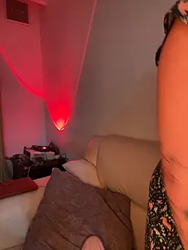 Snapshot of Im_Valen_Cute chatting on 11-12-25, 03:29 Im Valen Cute online show from 11-12-25, 03:29