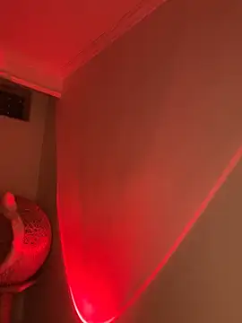 Snapshot of Im_Valen_Cute chatting on 11-29-25, 04:15 Im Valen Cute online show from 11-29-25, 04:15