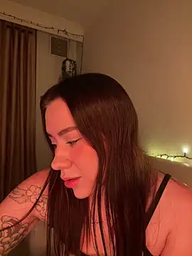 Snapshot of Im_Valen_Cute chatting on 12-14-25, 03:45 Im Valen Cute online show from 12-14-25, 03:45