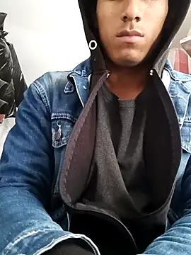 Snapshot of alexander32r chatting on 09-22-25, 05:15 alexander32r online show from 09-22-25, 05:15