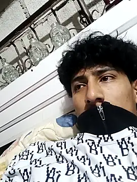 Snapshot of alexander32r chatting on 10-13-25, 04:23 alexander32r online show from 10-13-25, 04:23