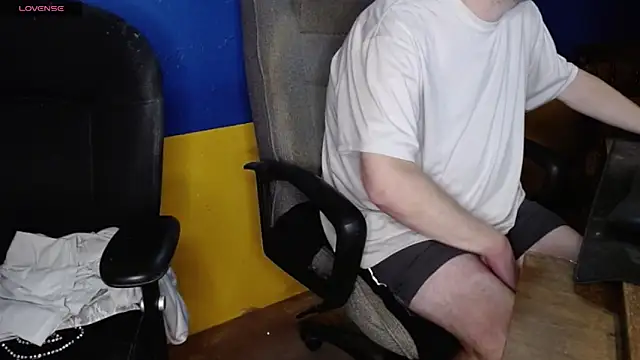 Snapshot of shyhuskyguy chatting on 12-05-25, 05:05 shyhuskyguy online show from 12-05-25, 05:05