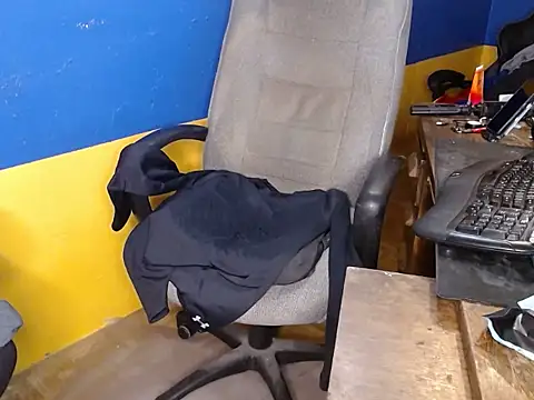 Snapshot of shyhuskyguy chatting on 12-18-25, 04:07 shyhuskyguy online show from 12-18-25, 04:07