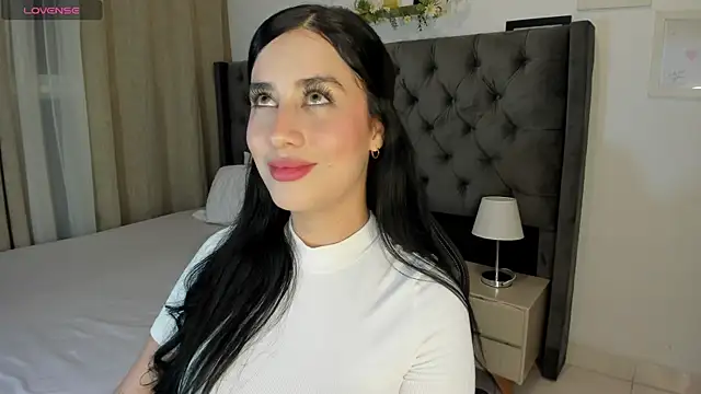 Snapshot of Amiirra_ chatting on 05-28-26, 01:25 Amiirra online show from 05-28-26, 01:25