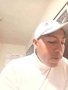 Snapshot of Reveldeseductor chatting on 04-07-26, 11:32 Reveldeseductor online show from 04-07-26, 11:32