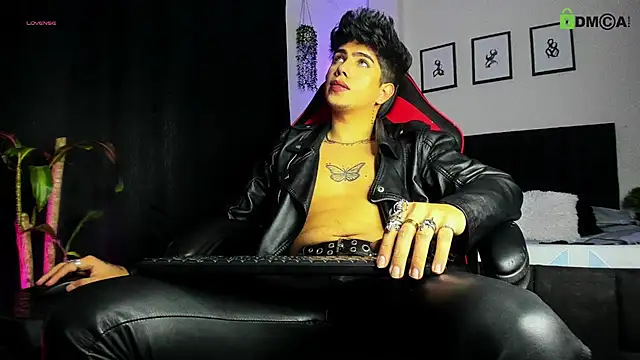 Snapshot of LyleBennett_ chatting on 06-22-26, 10:34 LyleBennett online show from 06-22-26, 10:34