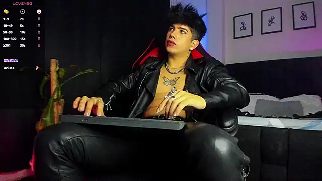 Snapshot of LyleBennett_ chatting on 07-27-26, 03:30 LyleBennett online show from 07-27-26, 03:30