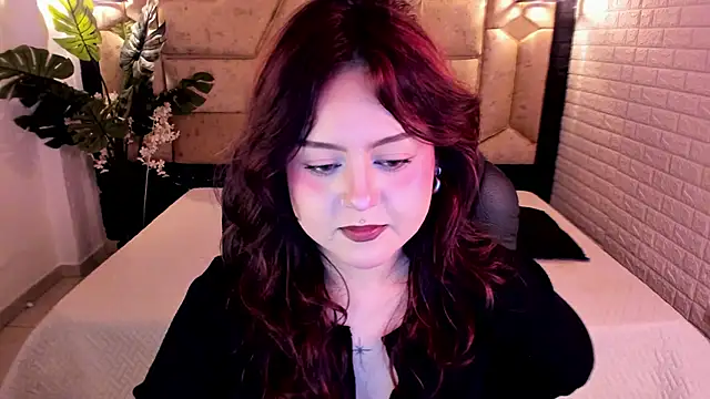 Snapshot of crimson_tati_ chatting on 05-23-26, 05:23 crimson tati online show from 05-23-26, 05:23
