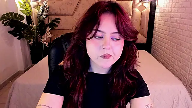 Snapshot of crimson_tati_ chatting on 05-26-26, 05:03 crimson tati online show from 05-26-26, 05:03