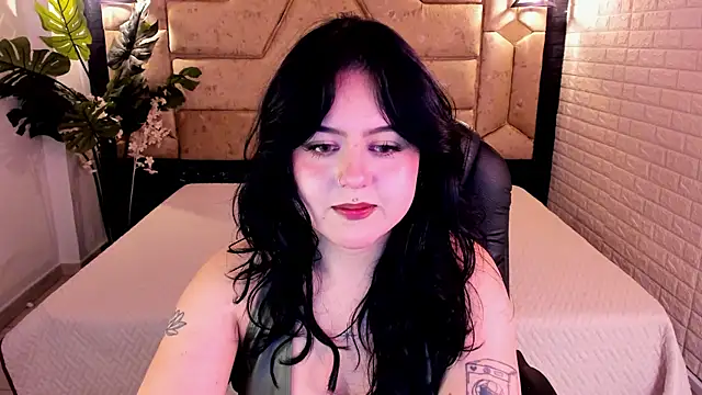 Snapshot of crimson_tati_ chatting on 06-05-26, 05:14 crimson tati online show from 06-05-26, 05:14