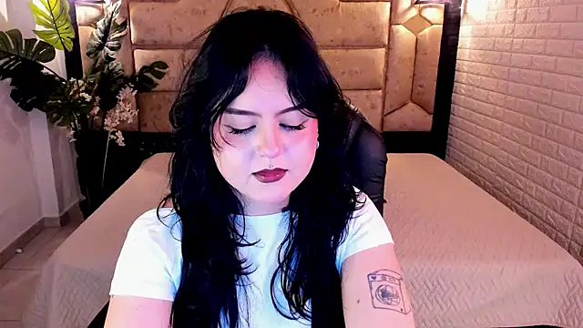 Snapshot of crimson_tati_ chatting on 06-06-26, 06:29 crimson tati online show from 06-06-26, 06:29
