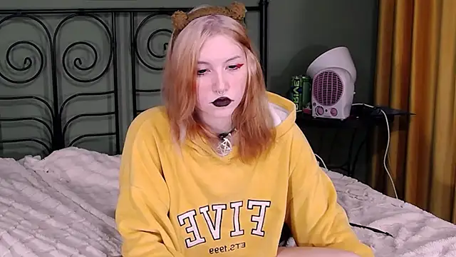 Snapshot of BlackyTea chatting on 12-12-24, 01:39 BlackyTea online show from 12-12-24, 01:39