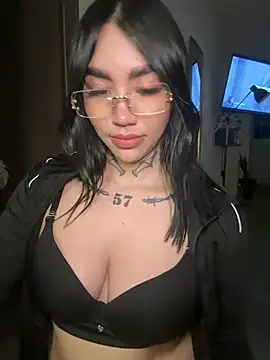 Nickiiiii online show from 05-10-26, 01:33