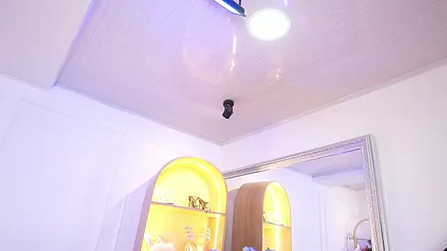 Snapshot of elasummer chatting on 11-04-25, 12:15 elasummer online show from 11-04-25, 12:15