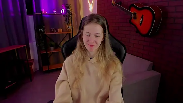 Snapshot of Sharon_Evansi chatting on 01-05-25, 08:32 Sharon Evansi online show from 01-05-25, 08:32