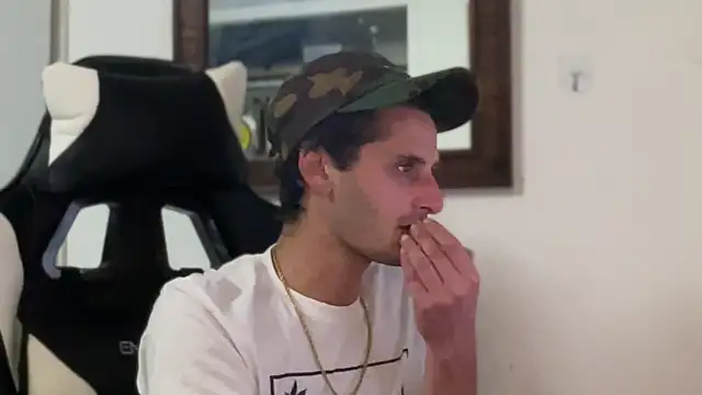 Snapshot of Dylansd chatting on 12-19-24, 06:01 Dylansd online show from 12-19-24, 06:01