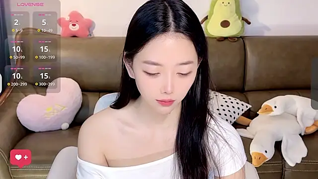 Snapshot of Yilin1999 chatting on 02-24-25, 02:40 Yilin1999 online show from 02-24-25, 02:40
