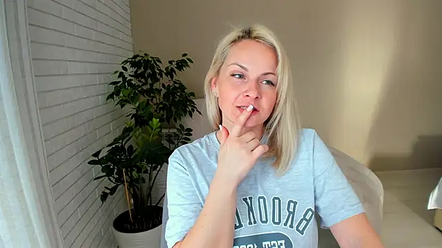 Snapshot of Alicee_Gracee chatting on 02-03-25, 10:58 Alicee Gracee online show from 02-03-25, 10:58