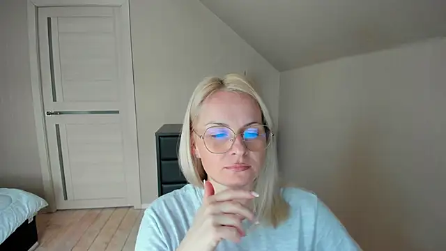 Snapshot of Alicee_Gracee chatting on 02-15-25, 12:22 Alicee Gracee online show from 02-15-25, 12:22