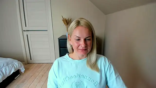 Snapshot of Alicee_Gracee chatting on 10-13-25, 08:36 Alicee Gracee online show from 10-13-25, 08:36