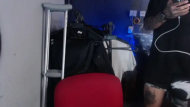 Snapshot of Dereck_Dickson chatting on 10-21-25, 04:08 Dereck Dickson online show from 10-21-25, 04:08