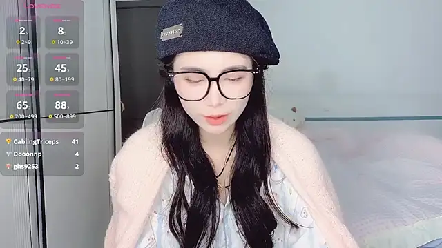 Snapshot of White-Star chatting on 12-15-24, 04:59 White-Star online show from 12-15-24, 04:59