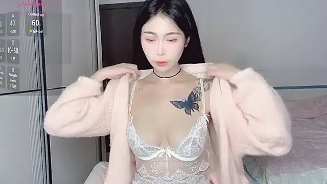 Snapshot of White-Star chatting on 12-17-24, 09:05 White-Star online show from 12-17-24, 09:05