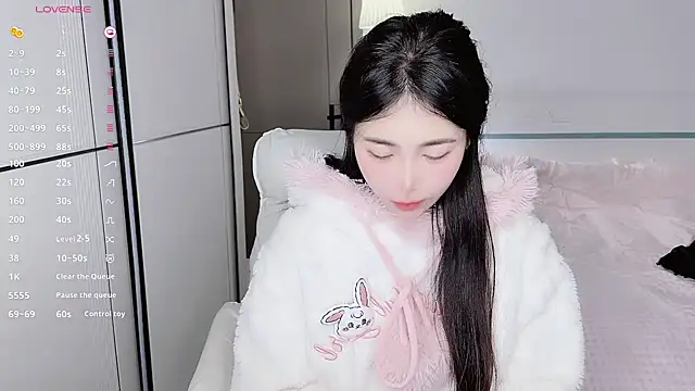 Snapshot of White-Star chatting on 02-13-25, 11:47 White-Star online show from 02-13-25, 11:47