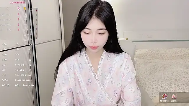 Snapshot of White-Star chatting on 03-17-25, 12:04 White-Star online show from 03-17-25, 12:04