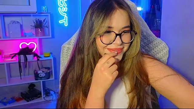 Snapshot of CutiePie3 chatting on 09-15-25, 10:43 CutiePie3 online show from 09-15-25, 10:43