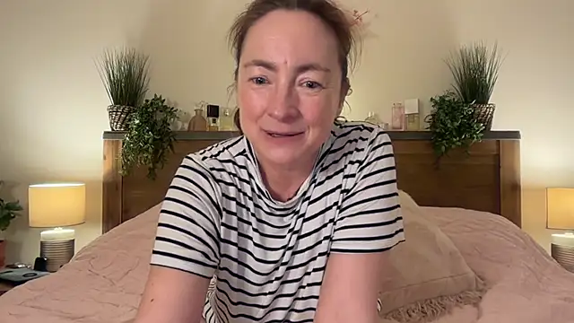 Snapshot of LouiseTswing chatting on 12-12-24, 02:44 LouiseTswing online show from 12-12-24, 02:44