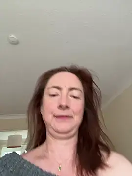 Snapshot of LouiseTswing chatting on 01-10-25, 12:47 LouiseTswing online show from 01-10-25, 12:47