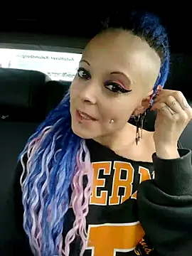 Snapshot of EdgesOfReality chatting on 10-04-25, 08:56 EdgesOfReality online show from 10-04-25, 08:56