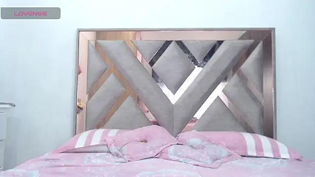 CorinaSmith28 online show from 04-26-26, 08:39